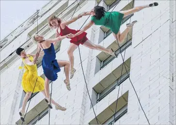  ?? Irfan Khan Los Angeles Times ?? AERIAL DANCERS gracefully rappel down City Hall during the “La La Land” Day celebratio­n at City Hall.