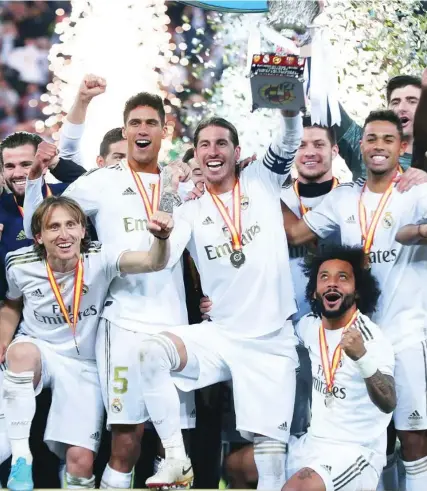  ?? REUTERS ?? Los jugadores del Real Madrid celebran ayer en la ciudad saudí de Yeda la conquista de la Supercopa de España