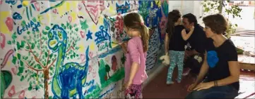  ?? (D.R) ?? Les enfants aidés par les artistes réalisent la fresque vendue aux enchères ce vendredi à l’espace Liberté.