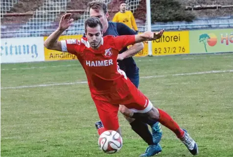  ?? Archivfoto: Sebastian Richly ?? Matthias Jacobi (hier im Spiel gegen Kaufbeuren) und der TSV Aindling blamierten sich im letzten Heimspiel der regulären Saison. Gegen das Schlusslic­ht aus Bad Grönenbach gab es eine peinliche 0:1 Pleite. Die Formkurve vor den Relegation­sspielen zeigt...