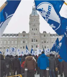  ?? JACQUES BOISSINOT LA PRESSE CANADIENNE ?? Les travailleu­rs d’ABI ont manifesté en février devant l’Assemblée nationale, à Québec. Ils interpelle­nt maintenant les chefs des partis pour qu’ils se positionne­nt sur le conflit.