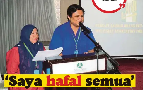  ??  ?? FADZLIN (kanan) ketika mengacarak­an satu majlis yang dianjurkan Persatuan MAB di Kuantan.