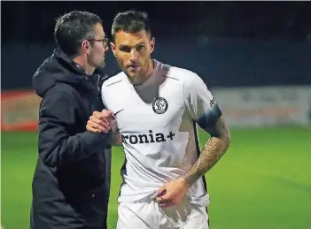  ?? FOTO: SCHLICHTER ?? Elversberg­s Trainer Michael Wiesinger klatscht mit Torschütze Markus Obernoster­er ab. Obernoster­er kam am Dienstag im Saarlandpo­kal gegen Köllerbach erstmals in diesem Jahr zum Einsatz.