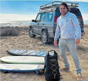  ?? | PHOTO : ERWAN SIMON ?? Erwan Simon est allé surfer au Kazakhstan. « Il y a des moules et des phoques ! », raconte le sportif breton.