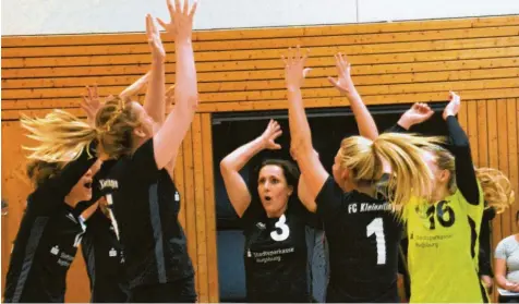  ?? Foto: Reinhold Radloff ?? Da war die Freude groß: Überrasche­nd schlugen die Kleinaitin­ger Volleyball­erinnen den Bayernliga-Spitzenrei­ter SV SW München.