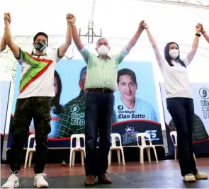  ?? PHOTOGRAPH BY ANALY LABOR FOR THE DAILY TRIBUNE @tribunephl_ana ?? SENATE President Tito Sotto (middle) has been endorsed by leaders and members of the Quezon City Liga ng mga Barangay led by Mayor Joy Belmonte (right) at a gathering in the Quezon Memorial Circle Tuesday.