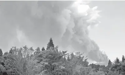  ?? — Gambar Reuters ?? GUNUNG berapi Shinmoedak­e meletus pada skala kecil di Kirishima, Kagoshima pada Rabu.