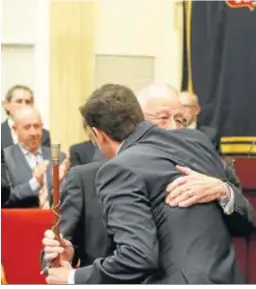  ??  ?? El abrazo de Amat y García, pasado y presente de la institució­n provincial.