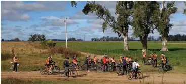  ??  ?? Arr.: clásico para los bikers rurales, el cruce de puentes ferroviari­os de ramales desactivad­os no deja de tener su cuota de adrenalina. El postre de la jornada fueron los túneles vegetales en las cercanías de estación Altamira.