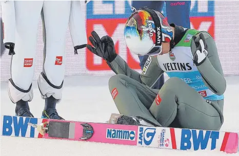  ?? FOTO: THOMAS BACHUN/IMAGO ?? Halvor Egner Granerud bedient sich für seinen Sieg beim Neujahrssp­ringen an der Jubelpose von Landsmann und Fußballer Erling Haaland.