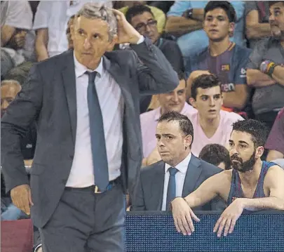  ?? FOTO: PERE PUNTÍ ?? Los rostros de Svetislav Pesic y Juan Carlos Navarro lo dicen todo en el partido ante Baskonia que dejó fuera al Barça