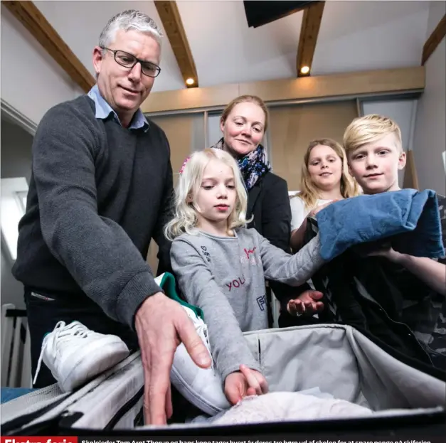  ?? FOTO: MARTIN RAVN/RITZAU SCANPIX FOTOS: ANTHON UNGER ?? Skoleleder Tom Arnt Thorup og hans kone tager hvert år deres tre børn ud af skolen for at spare penge på skiferien.