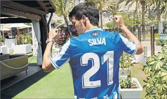  ?? FOTO: RS ?? David Silva posa con la camiseta de la Real en el ‘beach club' del que es dueño cerca de su Arguineguí­n natal