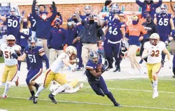  ?? RYAN KELLY/GETTY IMAGES ?? Virginia’s Shane Simpson returns a kickoff against Boston College in the first half Saturday.