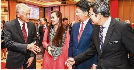  ??  ?? Jovial moment: Bai (second from right) with (from left) Dr Abdul Rahim, Ramaiah and Sim having a conversati­on during the China-Aid Alumni Associatio­n of Malaysia reception in Kuala Lumpur.