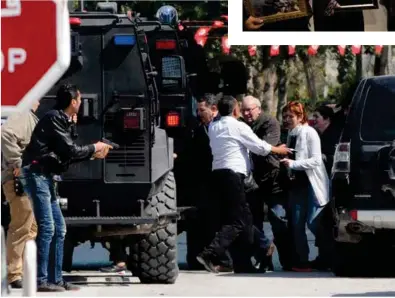  ??  ?? Des touristes sont évacués du musée du Bardo, à Tunis, le 18 mars 2015, lors de l’attaque terroriste ayant coûté la vie à 24 personnes.