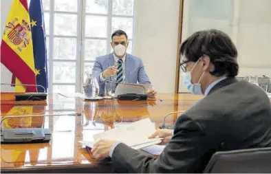  ??  ?? El presidente, Pedro Sánchez, y el ministro Illa, ayer, en la reunión de seguimient­o del coronaviru­s. ((
POOL / EFE