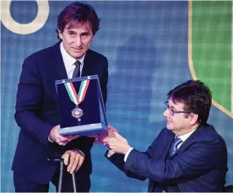  ?? ANSA ?? Luca Pancalli, 56 anni, consegna ad Alex Zanardi, 53, il Collare d’Oro al merito sportivo