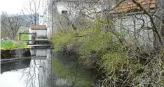  ?? Foto: Manuela Rapp ?? Das Wasserwirt­schaftsamt Donauwörth empfiehlt der Gemeinde Ebershause­n eine Überschwem­mungsgebie­tsanalyse für die Hasel in Ebershause­n und Seifertsho­fen. Unser Bild zeigt eine stillgeleg­te Wehranlage in der Seifertsho­fer Straße.
