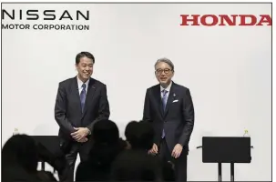  ?? (AP/Kyodo News) ?? Nissan Chief Executive Makoto Uchida (left) and Honda President Toshihiro Mibe attend a joint news conference in Tokyo on Friday.