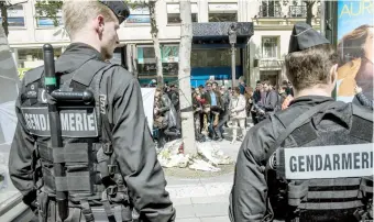  ??  ?? Las autoridade­s francesas enfrentan el reto de asegurar la seguridad de las votaciones presidenci­ales que se celebran mañana.