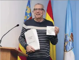 ??  ?? José Hurtado holds the budget (not his Christmas CD)