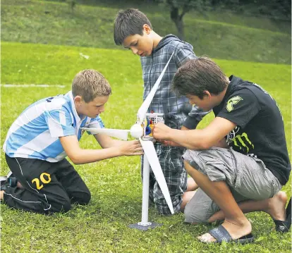  ??  ?? In Volksschul­en soll Klimaschut­z in den Lehrplan, um das Gespür dafür bei den Jüngsten zu stärken. Bei manchen Jugendlich­en (im Bild ein Energiecam­p im Pielachtal, NÖ) ist dies nicht mehr nötig.