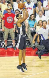  ?? Jerry Lara / San Antonio Express-News ?? Robert Horry’s game-winning 3 in 2005 against the Pistons set the stage for the Spurs’ third title.