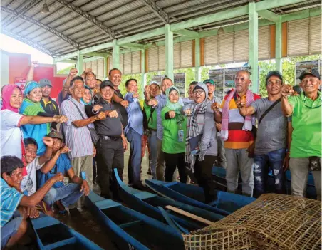  ??  ?? Agricultur­e Secretary Manny Piñol strikes a pose with former Governor Sakur Tan and other stakeholde­rs in Sulu.