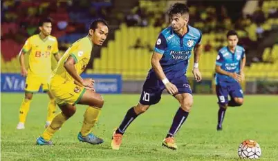  ??  ?? Syawal (dua dari kiri) beraksi cemerlang pada perlawanan separuh akhir kedua Piala Malaysia di Stadium Hang Jebat, Sabtu lalu.