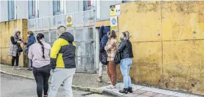  ??  ?? Ciudadanos esperan, ayer, en la entrada, para someterse a la prueba tras haber pedido cita.