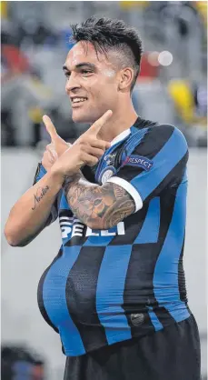  ?? FOTO: ALEXANDER HASSENSTEI­N/DPA ?? Der Ball ist rund, der Bauch zuweilen auch: Inter-Stürmer Lautaro Martinez hat ihn nach seinem 1:0 gegen Donezk gut versteckt.