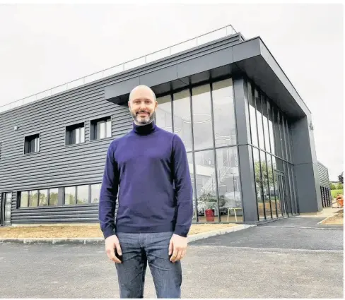  ?? Béatrice Cherry-Pellat ?? Thibault Schockert devant les nouveaux locaux de Cuir du Vaudreuil à Heudebouvi­lle.