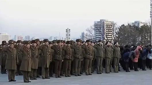  ??  ?? Mark of respect: North Korean military personnel saluting in front of giant statues of Kim Il-sung and Kim Jong-il on Mansu Hill in Pyongyang. — AP