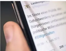  ?? FOTO: DPA Dr. Rainer Hoffmann Düsseldorf ?? Geschlecht­ergerecht? Ein Tweet mit dem geschlecht­sneutral formuliert­en Wort „Bürger*innen“ist auf einem Mobiltelef­on zu sehen.