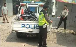  ?? HASTI EDI SUDRAJAT/JAWA POS ?? BARANG BUKTI: Sepeda motor milik korban Hasirudin diangkut petugas.