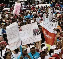  ??  ?? Militantes do governo venezuelan­o apoiam em Caracas o candidato a governador Hector Rodriguez