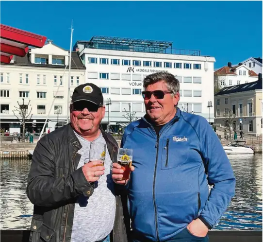  ??  ?? STEMNING: Roy de Lange (t.v) og Vidar Arnesen nøt den første utepilsen i Arendal fredag ettermidda­g.
FOTO: ELINE STORSAETER