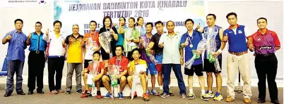  ??  ?? PARA VIP dan juara merakamkan kenangan beramai-ramai selepas berakhirny­a Kejohanan Badminton Kota Kinabalu Tertutup 2016 di Dewan Serbaguna, Kompleks Sukan Kota Kinabalu di Likas pada Ahad.