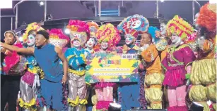  ?? FUENTE EXTERNA ?? Nizao, los ganadores 2024 de “Oh! Carnaval Bávaro, Gran Gala”, al recibir su premio en el resort Lopesan de Bávaro.