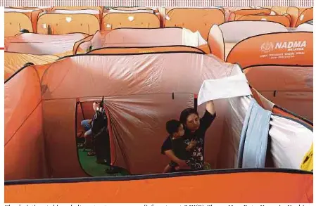  ?? BERNAMA PIC ?? Flood victims taking shelter at a temporary relief centre at SJK(C) Chung Hua Batu Kawa in Kuching, Sarawak, yesterday.