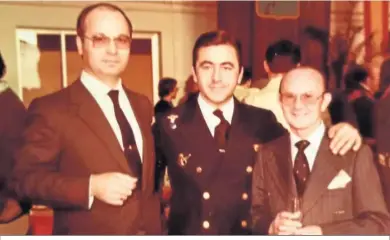  ?? ?? Ricardo Cachero -en el centro de la imagen junto a Miguel Puyol y Francisco Larraondo-, como dicta el himno del Ejército del Aire, acaba de alzar definitiva­mente el vuelo sobre el alto cielo.