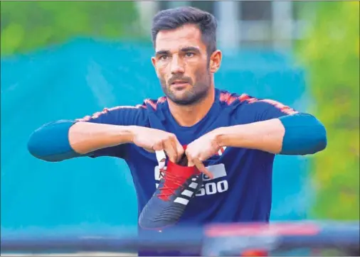  ??  ?? TITULAR ANTE EL PSG. Adán durante uno de los entrenamie­ntos del Atlético en Singapur. Hombre ante el Arsenal, hoy será el portero titular.