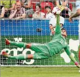  ??  ?? Mit der rettenden Hand am Ball: Julian Pollersbec­k hielt gegen England zwei Elfmeter. Foto: Reuters