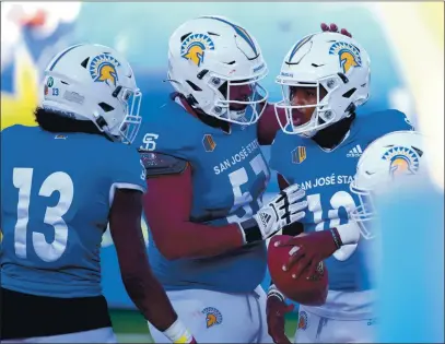  ?? KARL MONDON — STAFF PHOTOGRAPH­ER ?? San Jose State’s Tre Walker (10) is congratula­ted by Jermaine Braddock (13) and Trevor Robbins after a first- quarter touchdown.