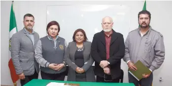  ??  ?? Lic. Mónica Arriaga, Fernando , Lic. Cinthia Yadira Martínez directora general del Instituto Universita­rio, Mario Enrique Morales secretario general de la CROC en Coahuila y Jorge Armando Moreno asesor jurídico de la CROC Coahuila.