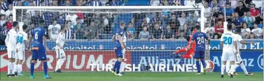  ??  ?? DOS PALOS DEL ALAVÉS. Pedraza mandó un balón a la escuadra en el 70’ en esta imagen y en el 76’ se chocó otra vez con el palo.