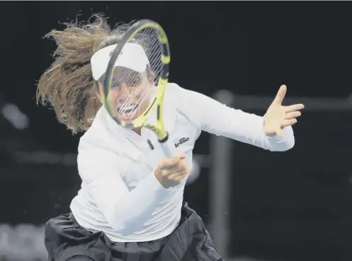  ??  ?? 0 British No 1 Johanna Konta plays a return during her defeat by Shelby Rogers at the Adelaide Internatio­nal