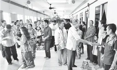  ??  ?? BESEDIA NGETAN PARLIMEN JULAU: Salang maya datai niki Rumah Jenang Silang di Sungai Wong, Wak, Pakan.