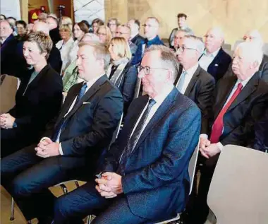  ?? Foto: Raymond Schmit ?? Parlaments­präsident Fernand Etgen und Minister Marc Hansen wohnten am Samstag der diesjährig­en Gedenkfeie­r bei.